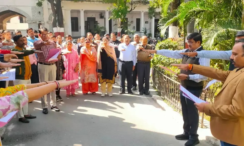 राजकीय कार्यालयों में वंदेमातरम् @150 का सामूहिक गायन, स्वदेशी अपनाने की शपथ