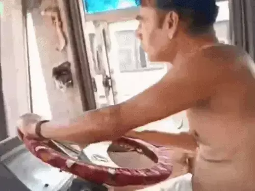 स्टेयरिंग पर टिफिन रखकर खाना खाया और फिर वर्दी उतारकर दौड़ाई  बस