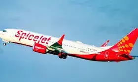 मुंबई-कोलकाता स्पाइसजेट फ्लाइट का इंजन फेल, इमरजेंसी लैंडिंग में यात्री सुरक्षित मुंबई-कोलकाता स्पाइसजेट फ्लाइट का इंजन फेल, इमरजेंसी लैंडिंग में यात्री सुरक्षित