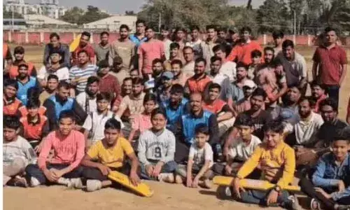 प्रताप नगर ग्राउंड पर एस्ट्रो टर्फ बनाने के खिलाफ क्रिकेट खिलाड़ियों का विरोध प्रताप नगर ग्राउंड पर एस्ट्रो टर्फ बनाने के खिलाफ क्रिकेट खिलाड़ियों का विरोध