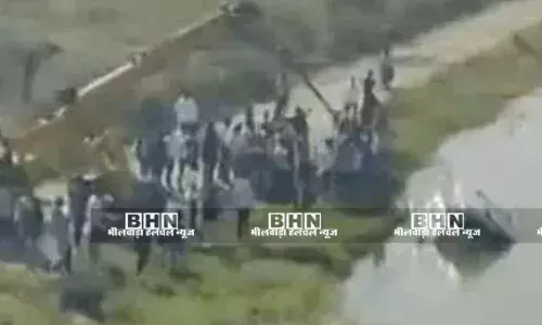 बेकाबू स्कॉर्पियो खारी नदी में गिरी, सवारों की जान बाल-बाल बची बेकाबू स्कॉर्पियो खारी नदी में गिरी, सवारों की जान बाल-बाल बची