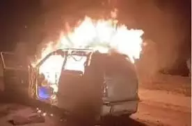 युवक ने कार में आग लगाकर की खुदकुशी, प्रेम प्रसंग में चल रहा था विवाद युवक ने कार में आग लगाकर की खुदकुशी, प्रेम प्रसंग में चल रहा था विवाद