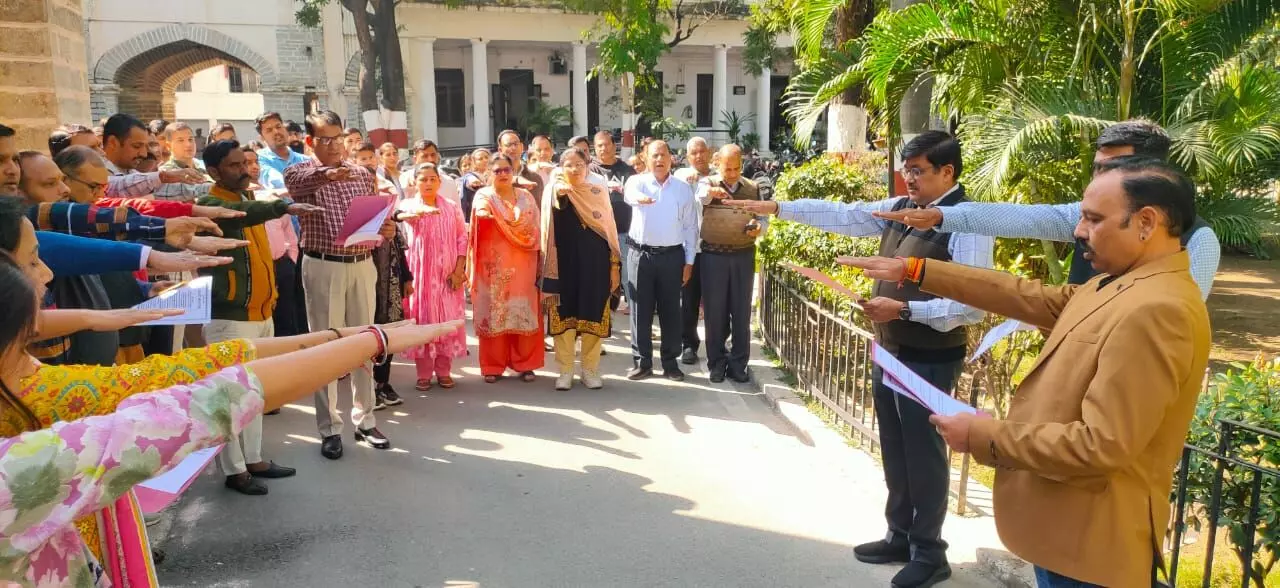 राजकीय कार्यालयों में वंदेमातरम् @150 का सामूहिक गायन, स्वदेशी अपनाने की शपथ राजकीय कार्यालयों में वंदेमातरम् @150 का सामूहिक गायन, स्वदेशी अपनाने की शपथ