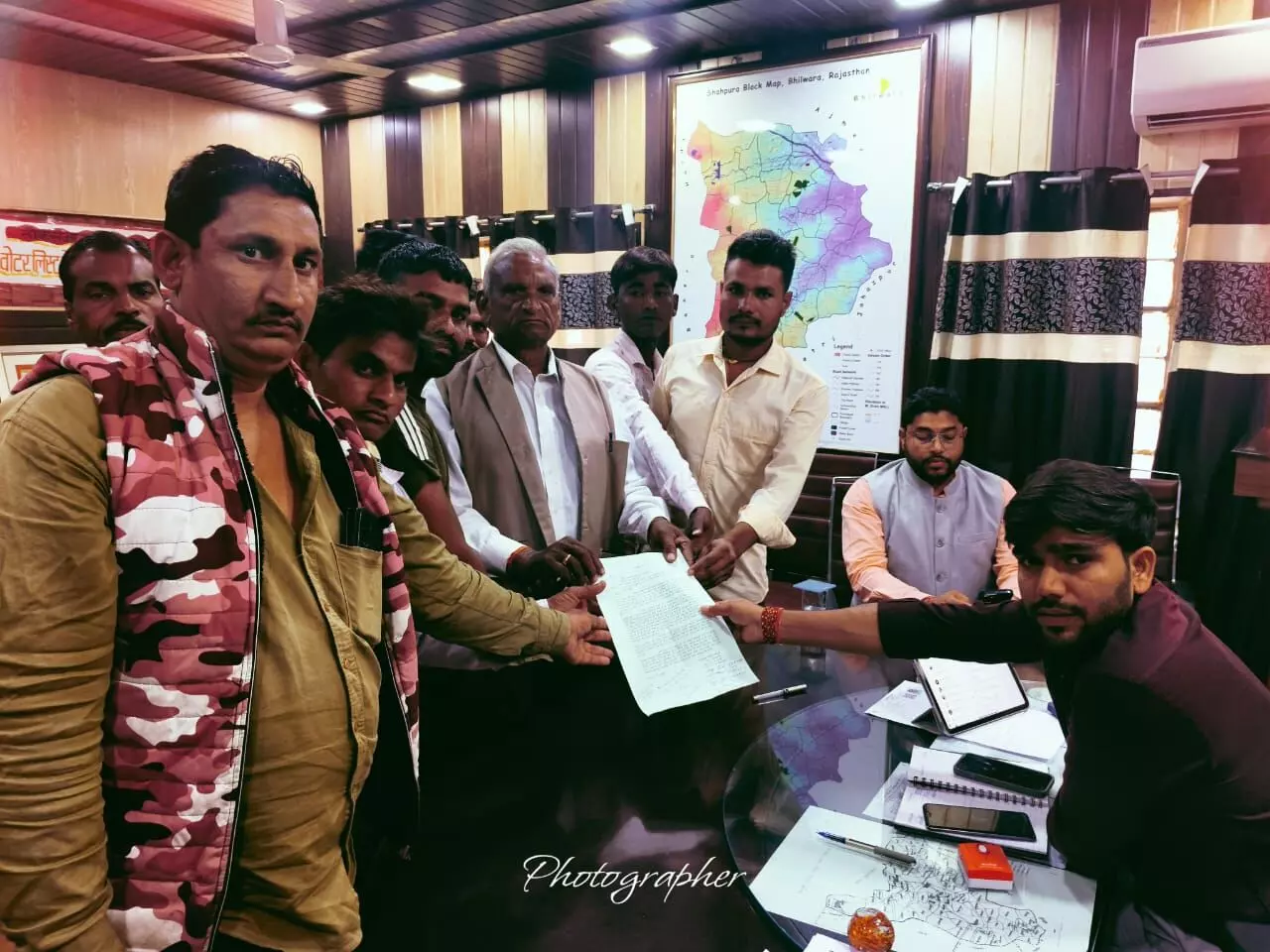 नई अरणी ग्रामवासियों ने शराब ठेका हटाने की मांग को लेकर एसडीएम को ज्ञापन दिया