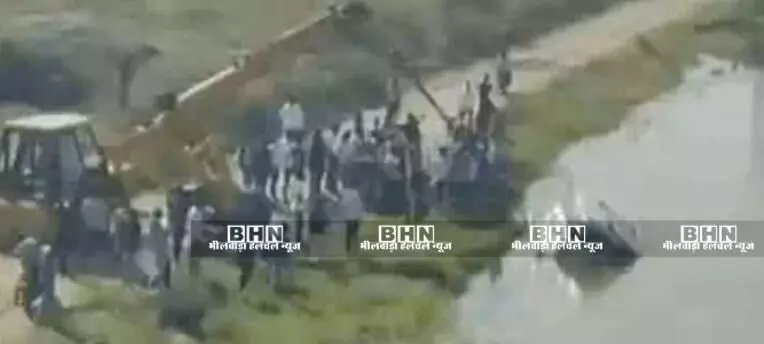 बेकाबू स्कॉर्पियो खारी नदी में गिरी, सवारों की जान बाल-बाल बची बेकाबू स्कॉर्पियो खारी नदी में गिरी, सवारों की जान बाल-बाल बची