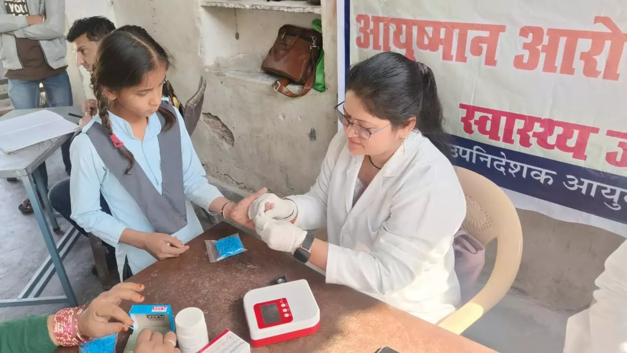 जीवन शैली परिवर्तन अभियान के अंतर्गत बालिकाओं का हुआ स्वास्थ्य परीक्षण
