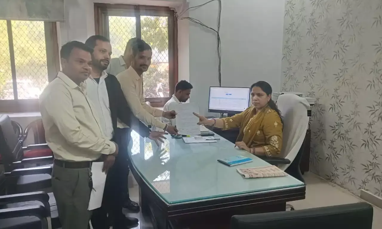 नेहरू विहार की गंदगी से परेशान कॉलोनीवासी, एडीएम को सौंपा ज्ञापन