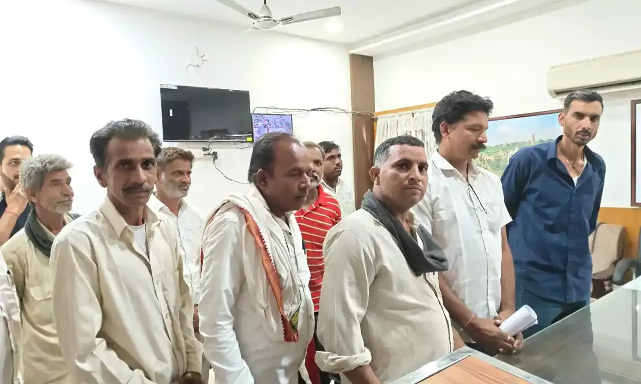 मुरलिया बांध की नहरें नहीं खुलने से किसानों के खेतों में भरा पानी, किसानों ने सौंपा ज्ञापन