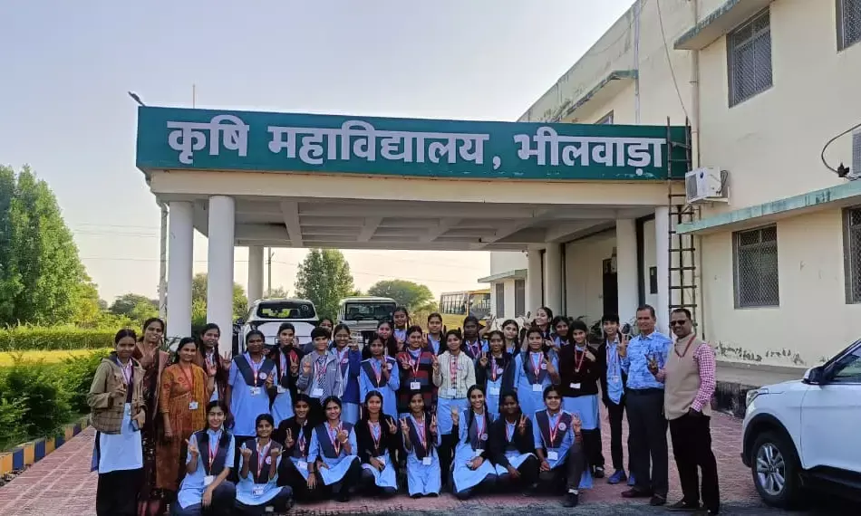 छात्राओं ने किया मॉडल स्कूल का भ्रमण