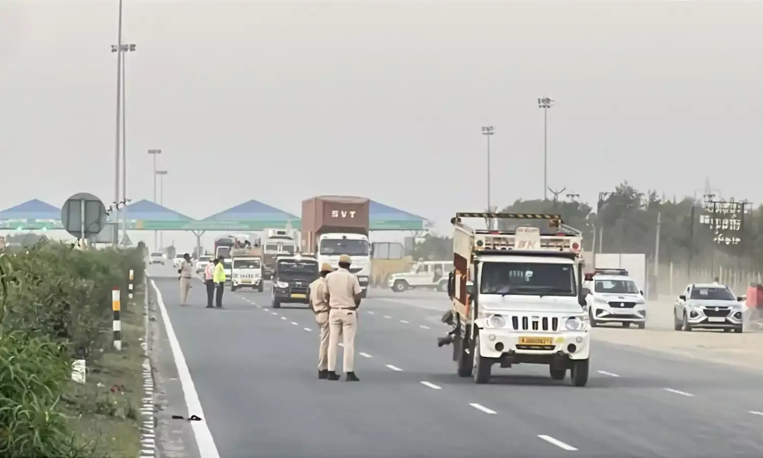 लाम्बिया टोल प्लाजा पर चालकों को लेन सिस्टम की जानकारी देकर किया जागरूक