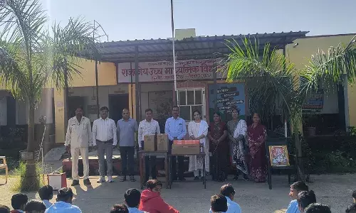 विद्यालयों को कंप्यूटर सेट व फर्नीचर भेंट