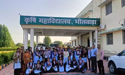 छात्राओं ने किया मॉडल स्कूल का भ्रमण