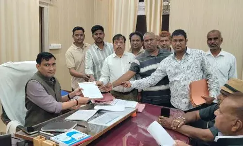 कोली समाज ने सांगानेरी गेट पर झलकारी बाई मूर्ति स्थापना की रखी मांग कोली समाज ने सांगानेरी गेट पर झलकारी बाई मूर्ति स्थापना की रखी मांग