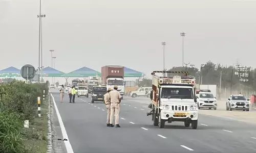 लाम्बिया टोल प्लाजा पर चालकों को लेन सिस्टम की जानकारी देकर किया जागरूक