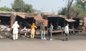 शराब के नशे में ट्रक चला रहा था ड्राइवर, पलटने के बाद लगी आग, 14 दुकानें जलकर राख