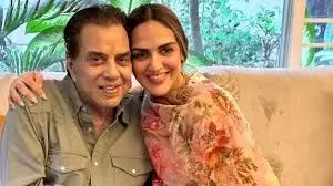 बॉलीवुड अभिनेत्री ईशा देओल ने अपने पिता धर्मेंद्र के निधन की अफवाहों को गलत बताया