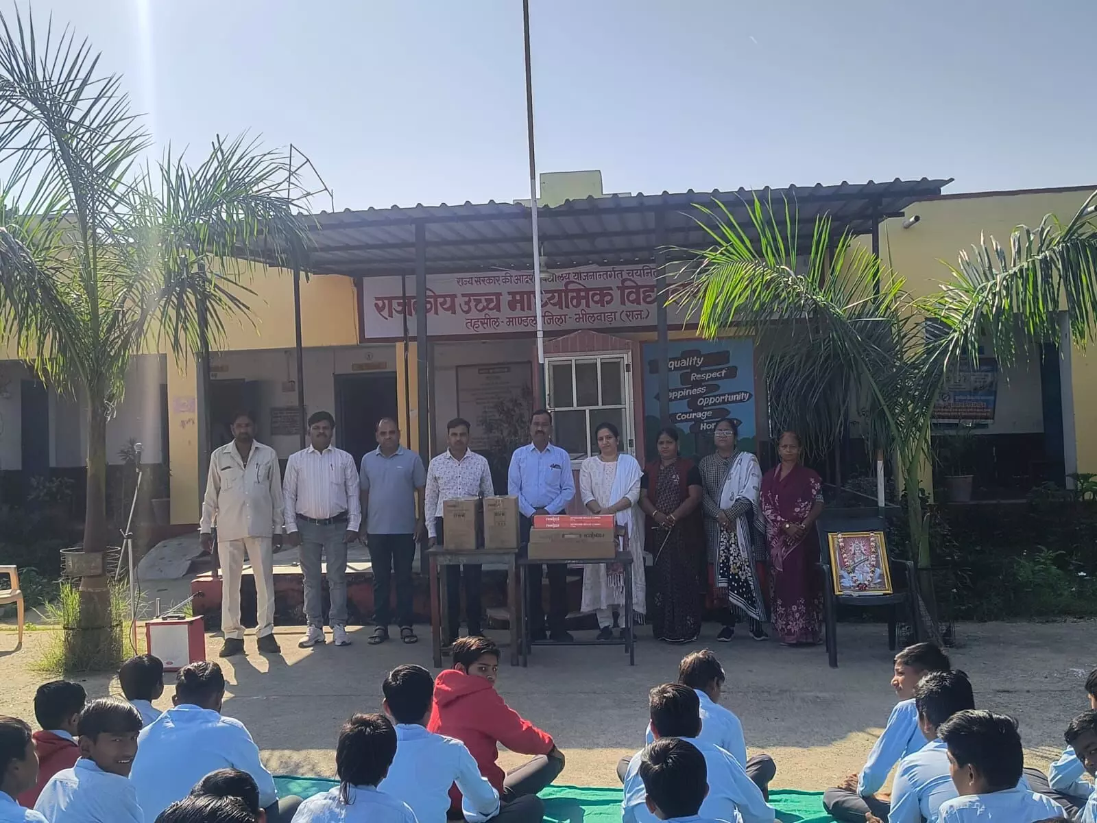 विद्यालयों को कंप्यूटर सेट व फर्नीचर भेंट विद्यालयों को कंप्यूटर सेट व फर्नीचर भेंट