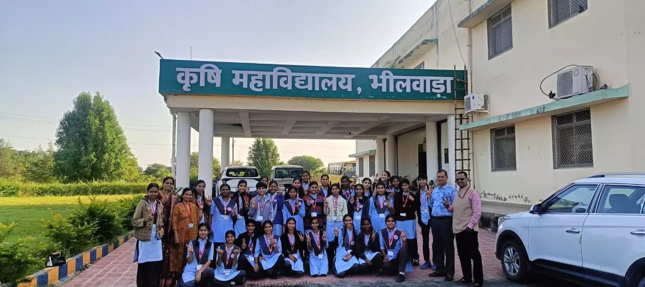 छात्राओं ने किया मॉडल स्कूल का भ्रमण