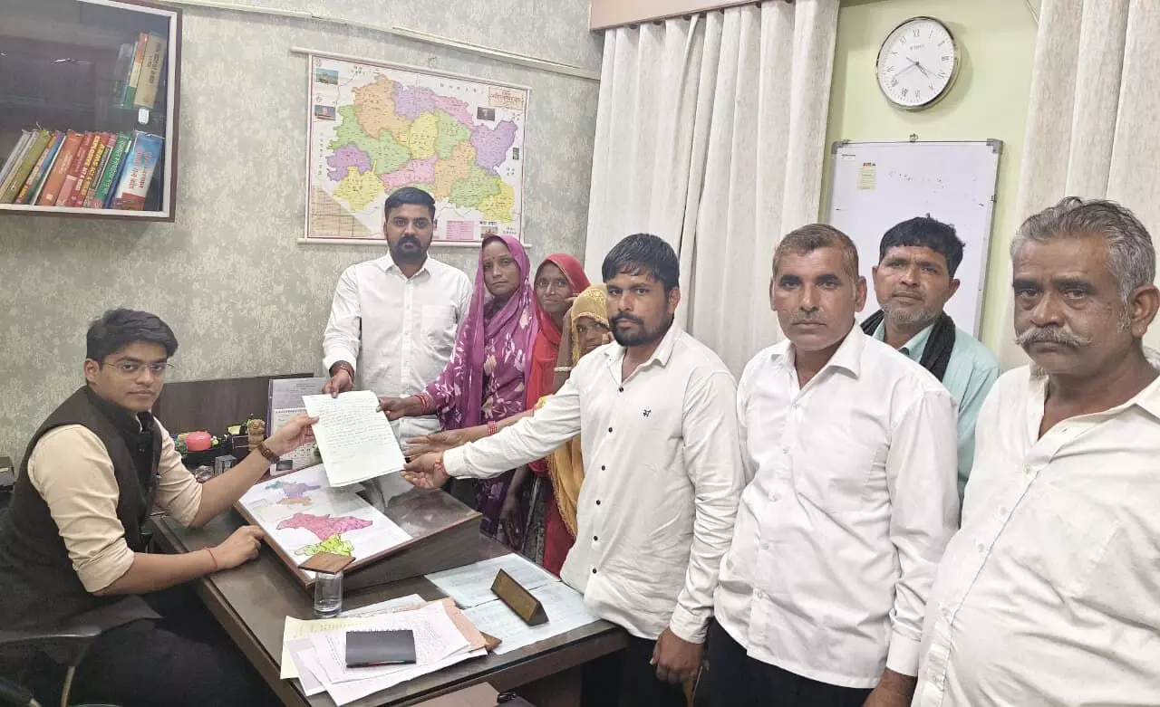 बनास बचाओ आंदोलन- आरएलपी नेता गोदारा सहित कमेटी के सदस्य एसडीएम सिंह से मिले बनास बचाओ आंदोलन- आरएलपी नेता गोदारा सहित कमेटी के सदस्य एसडीएम सिंह से मिले