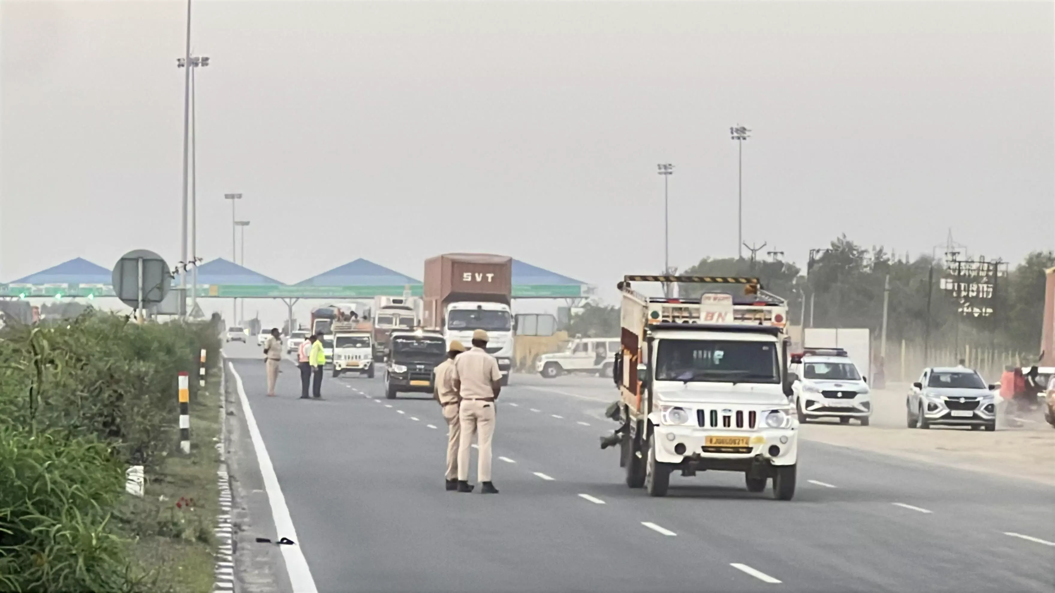 लाम्बिया टोल प्लाजा पर चालकों को लेन सिस्टम की जानकारी देकर किया जागरूक