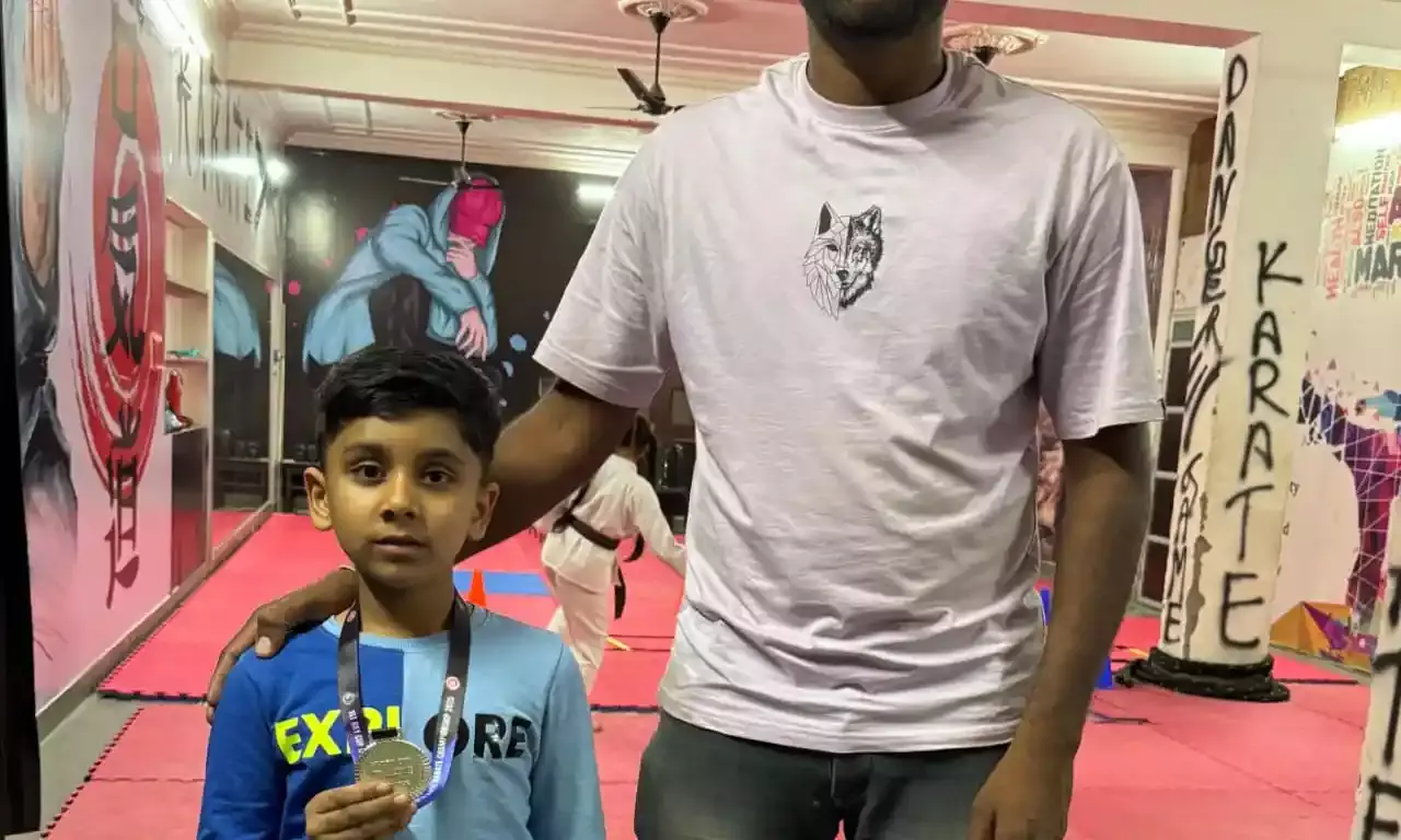 कराटे स्टेट चैंपियनशिप में आरिज़ अख्तर कूका ने जीता सिल्वर मेडल कराटे स्टेट चैंपियनशिप में आरिज़ अख्तर कूका ने जीता सिल्वर मेडल