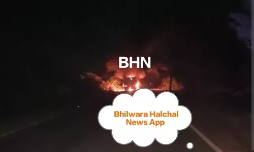 आधी रात को हाइवे पर दौड़ता ट्रेलर भभका, चालक-खलासी की सुझबुझ से बची जान आधी रात को हाइवे पर दौड़ता ट्रेलर भभका, चालक-खलासी की सुझबुझ से बची जान