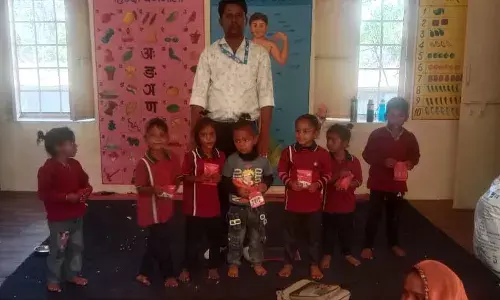 नंद घर में शिशु संजीवनी पैकेट वितरण नंद घर में शिशु संजीवनी पैकेट वितरण