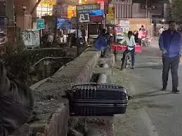 दिल्ली धमाके के बाद, अजमेर पुलिया पर मिला संदिग्ध सूटकेस ,लोगों में सनसनी. खाली निकला दिल्ली धमाके के बाद, अजमेर पुलिया पर मिला संदिग्ध सूटकेस ,लोगों में सनसनी. खाली निकला