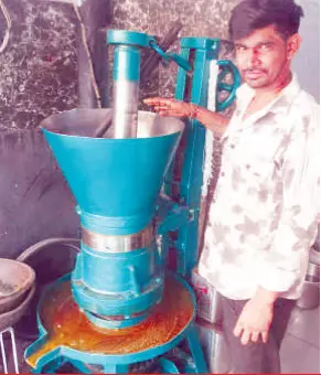 भीलवाड़ा में बैल चालित पारंपरिक घाणी से तिल्ली का तेल और मावा तैयार, सर्दियों में बढ़ी मांग