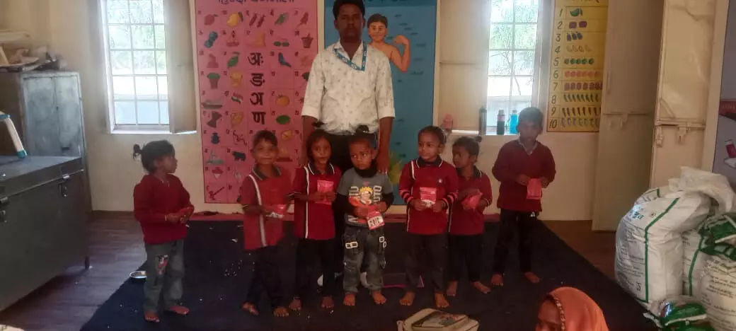 नंद घर में शिशु संजीवनी पैकेट वितरण नंद घर में शिशु संजीवनी पैकेट वितरण