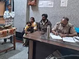 द्वारिका एक्सप्रेस से 15 बच्चे बरामद , महिला सहित तीन हिरासत में द्वारिका एक्सप्रेस से 15 बच्चे बरामद , महिला सहित तीन हिरासत में