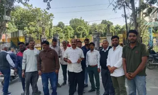 अवैध बस संचालन पर रोक लगाने की मांग को लेकर निजी बस एसोसिएशन ने सौंपा ज्ञापन