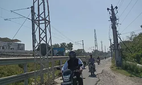 सड़क नहीं पगडंडी, क्षेत्रवासियों का दर्द गहरा, हादसों का डर सड़क नहीं पगडंडी, क्षेत्रवासियों का दर्द गहरा, हादसों का डर