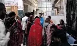 जुआ खेलने से मना करने पर बदमाशों ने 3 युवकों पर 40 राउंड फायरिंग की, अंकित के सीने में, साहुल और विकास के पैर में गोली लगी।