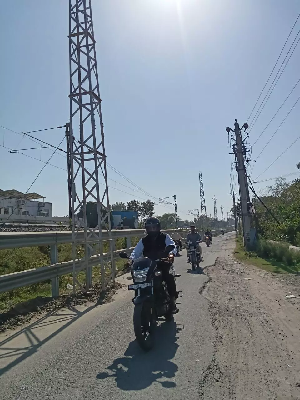 सड़क नहीं पगडंडी, क्षेत्रवासियों का दर्द गहरा, हादसों का डर सड़क नहीं पगडंडी, क्षेत्रवासियों का दर्द गहरा, हादसों का डर