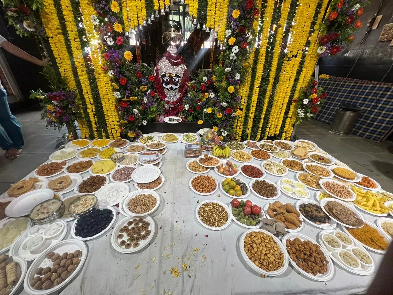 गूंजा जय काल भैरव का जयकारा: छप्पन भोग महाआरती के साथ जन्मोत्सव मनाया गूंजा जय काल भैरव का जयकारा: छप्पन भोग महाआरती के साथ जन्मोत्सव मनाया