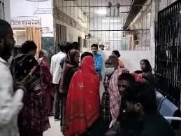 जुआ खेलने से मना करने पर बदमाशों ने 3 युवकों पर 40 राउंड फायरिंग की, अंकित के सीने में, साहुल और विकास के पैर में गोली लगी।