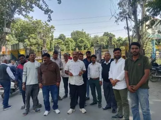 अवैध बस संचालन पर रोक लगाने की मांग को लेकर निजी बस एसोसिएशन ने सौंपा ज्ञापन अवैध बस संचालन पर रोक लगाने की मांग को लेकर निजी बस एसोसिएशन ने सौंपा ज्ञापन