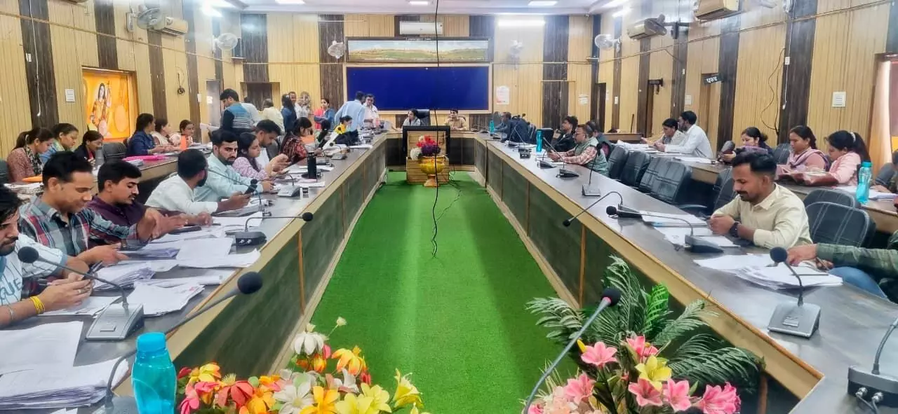 एसआईआर कार्य में तेजी, जिला निर्वाचन अधिकारी ने किया निरीक्षण