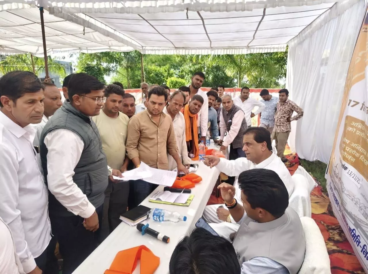 जिला कलक्टर ने कनेरा और सरसी फॉलोअप शिविरों का किया निरीक्षण