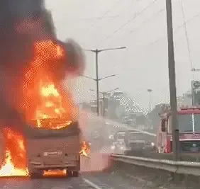 पुणे में भीषण सड़क हादसा, 25 वाहन भिड़े; 9 लोगों की मौत: 5 जिंदा जले, 20 घायल पुणे में भीषण सड़क हादसा, 25 वाहन भिड़े; 9 लोगों की मौत: 5 जिंदा जले, 20 घायल