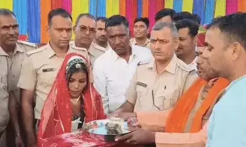 अनाथ बेटी सुमित्रा का पुलिस ने भरा मायरा, भावुक हुई दुल्हन अनाथ बेटी सुमित्रा का पुलिस ने भरा मायरा, भावुक हुई दुल्हन