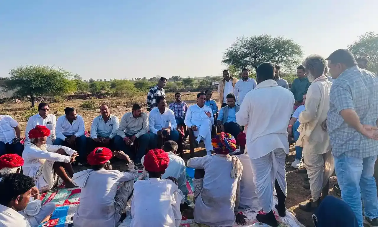 परपटिया गांव की जमीनी हकीकत जानने पहुंचे विधायक कृपलानी और जिला कलेक्टर