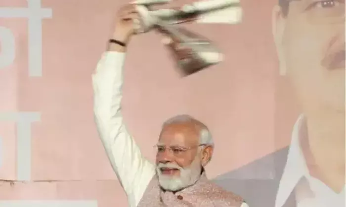 मोदी गमछा लहराते हुए भाजपा मुख्यालय पहुंचे; नड्डा बोले– जनता ने जंगलराज के खिलाफ विकास चुना