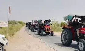 इंजीनियर की बारात में निकले 100 से ज्यादा ट्रैक्टर अनोखी शोभायात्रा देखकर लोग रह गए हैरान इंजीनियर की बारात में निकले 100 से ज्यादा ट्रैक्टर अनोखी शोभायात्रा देखकर लोग रह गए हैरान