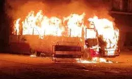 सीतापुर में रोडवेज बस और बाइक आग का गोला बने,हाईवे पर भगदड़, कई किलोमीटर लंबा जाम सीतापुर में रोडवेज बस और बाइक आग का गोला बने,हाईवे पर भगदड़, कई किलोमीटर लंबा जाम