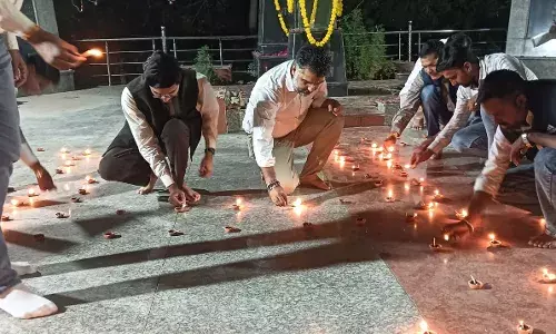 बिरसा मुंडा जयंती पर शहीद स्मारक में दीपों की जगमगाहट, दीपो से स्वास्तिक बनाकर दी श्रद्धांजलि