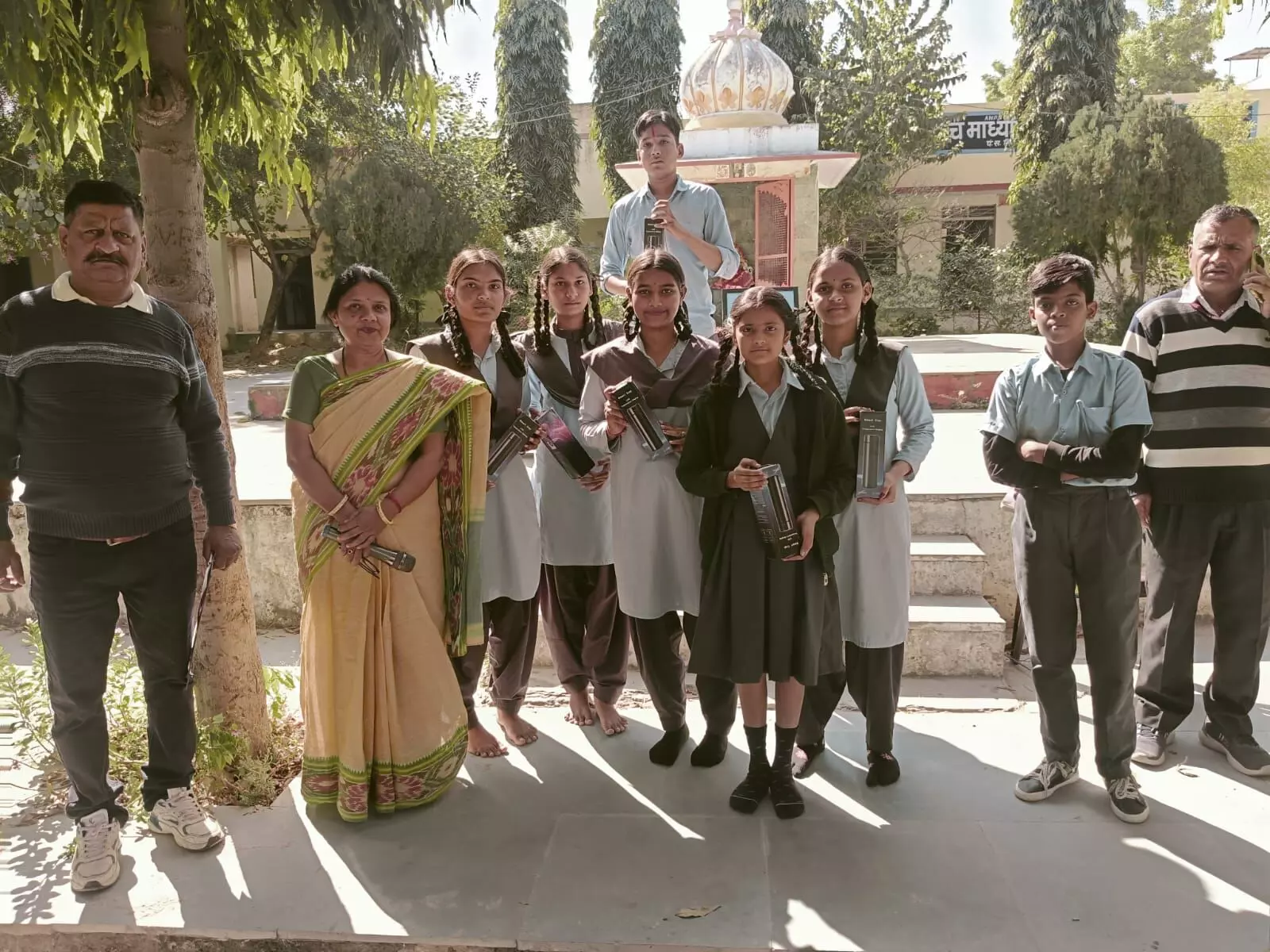 वंदे मातरम गीत के 150 वर्ष पूर्ण होने के उपलक्ष्य में विद्यार्थियों द्वारा गीत का सामूहिक गान