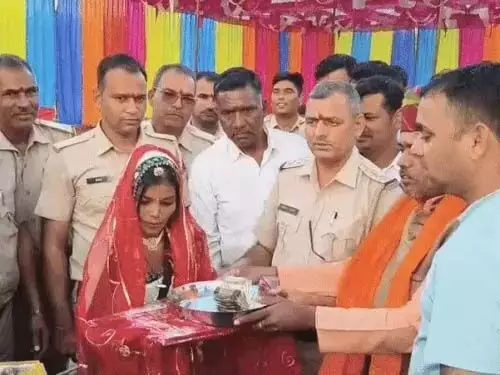 अनाथ बेटी सुमित्रा का पुलिस ने भरा मायरा, भावुक हुई दुल्हन अनाथ बेटी सुमित्रा का पुलिस ने भरा मायरा, भावुक हुई दुल्हन