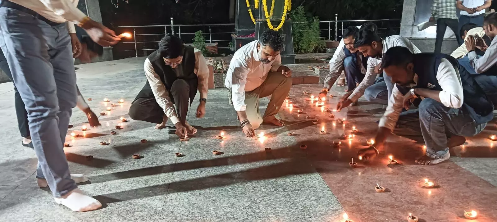बिरसा मुंडा जयंती पर शहीद स्मारक में दीपों की जगमगाहट, दीपो से स्वास्तिक बनाकर दी श्रद्धांजलि
